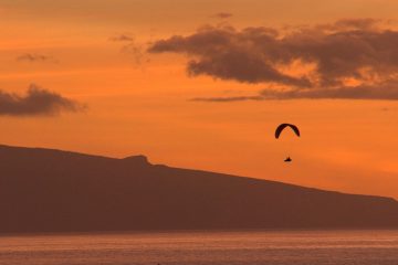 Paragliding bei Sonnenuntergang